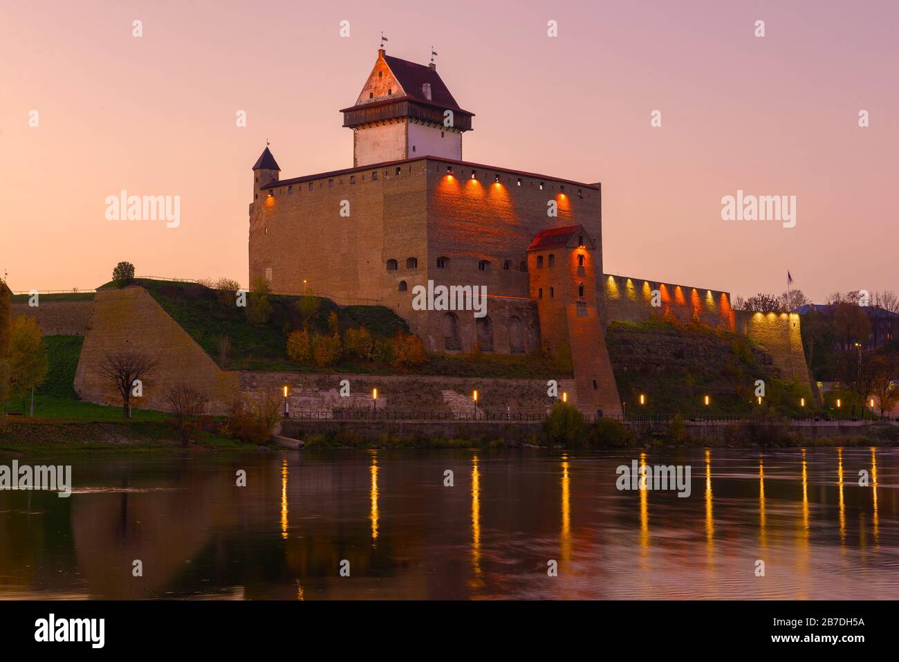 Il castello medievale di Herman nel crepuscolo di ottobre. Narva, Estonia Foto Stock