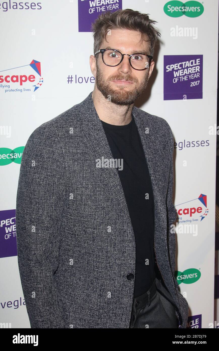 10 Ottobre 2017 - Londra, Inghilterra, Regno Unito - Specsavers Spectacle Wearer Of The Year 2017, 8 Northumberland Avenue - Outside Arrivals Photo Shows: Joel Dommet Foto Stock