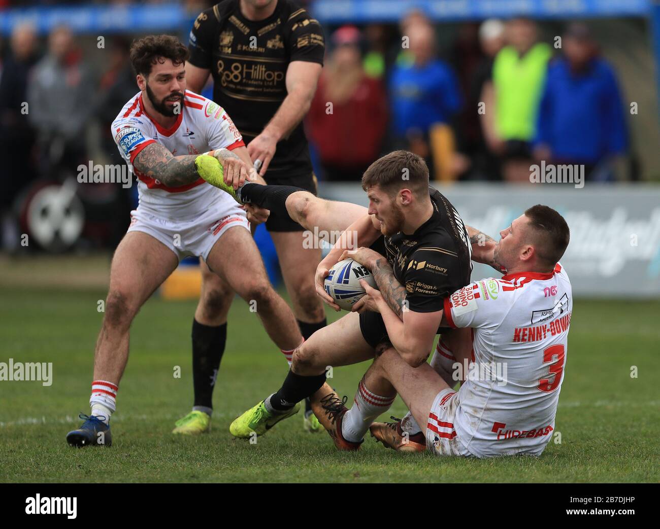 Shaun Kenny-Dowall di Hull KR affronta Ryan Shaw di Leigh Centuriones durante la Coral Challenge Cup, quinta partita a Craven Park di Hull. Foto Stock