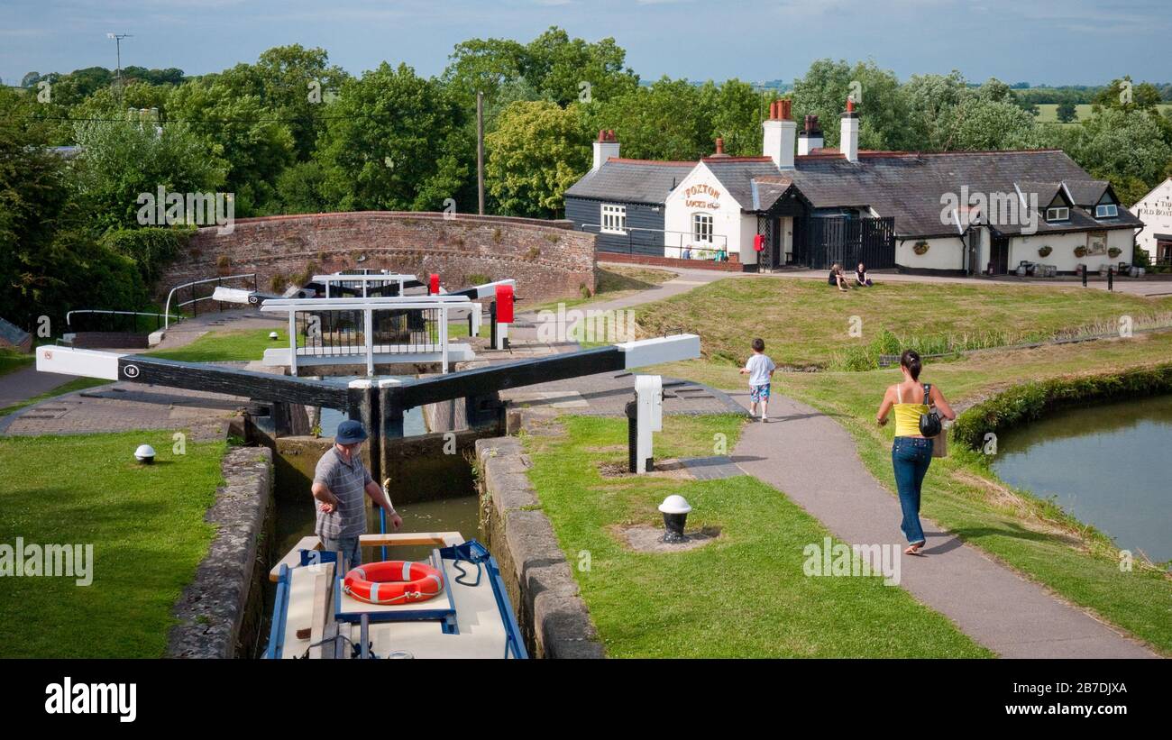 Narrowboat ascendente al Foxton Flight of Locks sul Grand Union Canal Leicester Arm, Leicestershire, Inghilterra, Regno Unito, Gran Bretagna, Foto Stock