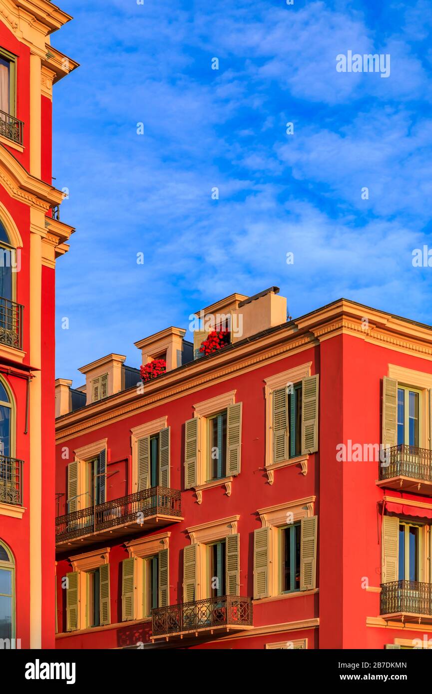Vista al tramonto delle tradizionali case mediterranee in Place Massena, punto di riferimento commerciale e culturale nella città vecchia Vielle Ville di Nizza, Francia meridionale Foto Stock