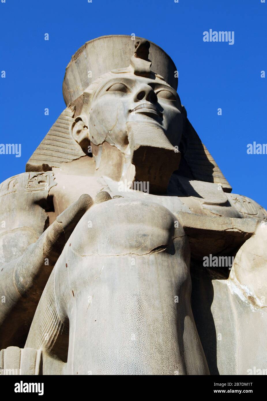 Statua del faraone all'interno del tempio di Luxor, Egitto statua del faraone all'interno del tempio di Luxor, Egitto Foto Stock