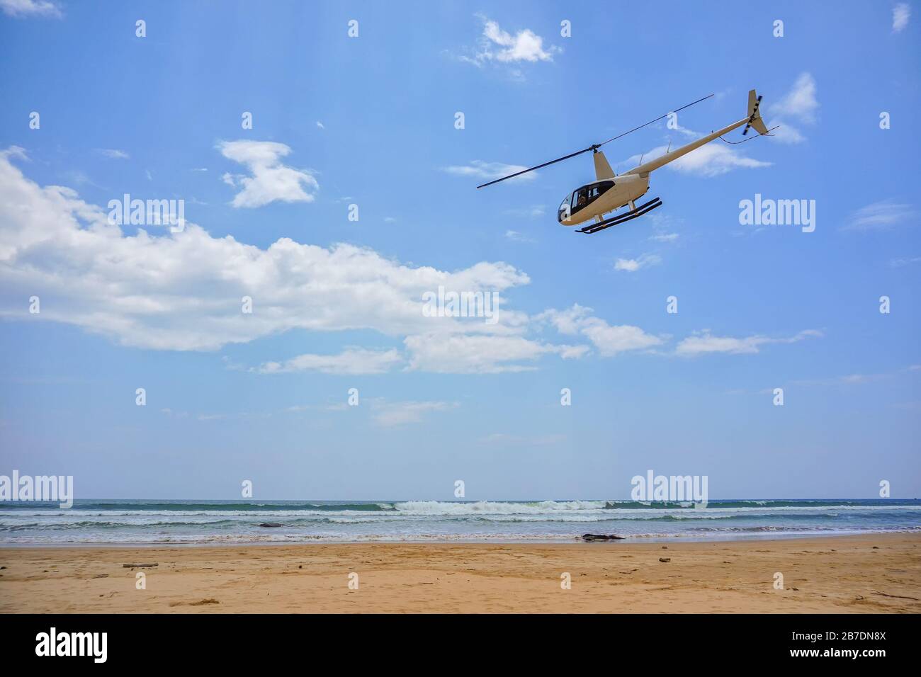 Vista suggestiva e pittoresca di un elicottero che decollo sulla spiaggia di Sri Lanka. Sri Lanka spiagge a Bentota, Oceano Indiano. Foto Stock