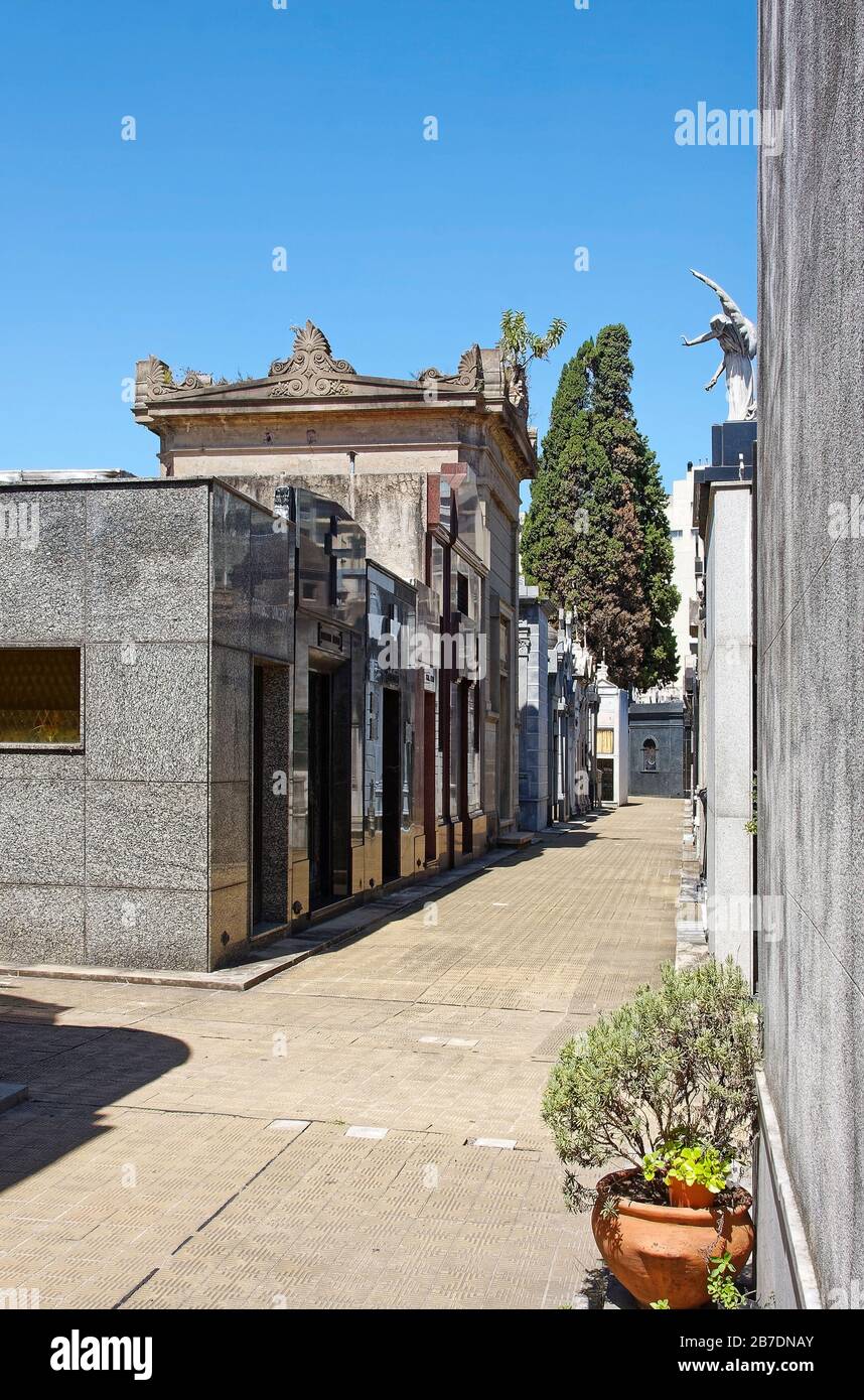 Recoleta Cemetery; strada dei mausolei; vicino insieme, stili vari, luogo di sepoltura; tombe; Sud America, Buenos Aires; Argentina; estate Foto Stock