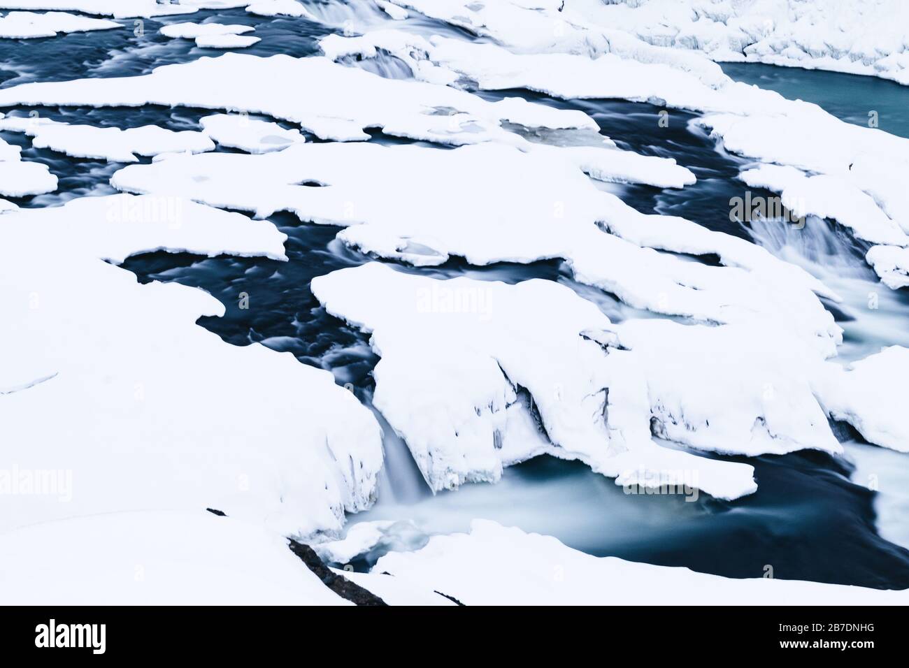 Un fiume islandese ghiacciato. Terra del fuoco e del ghiaccio questa è l'Islanda. Turismo in Islanda nel periodo invernale. Visita la Scandinavia. Tema del riscaldamento globale Foto Stock