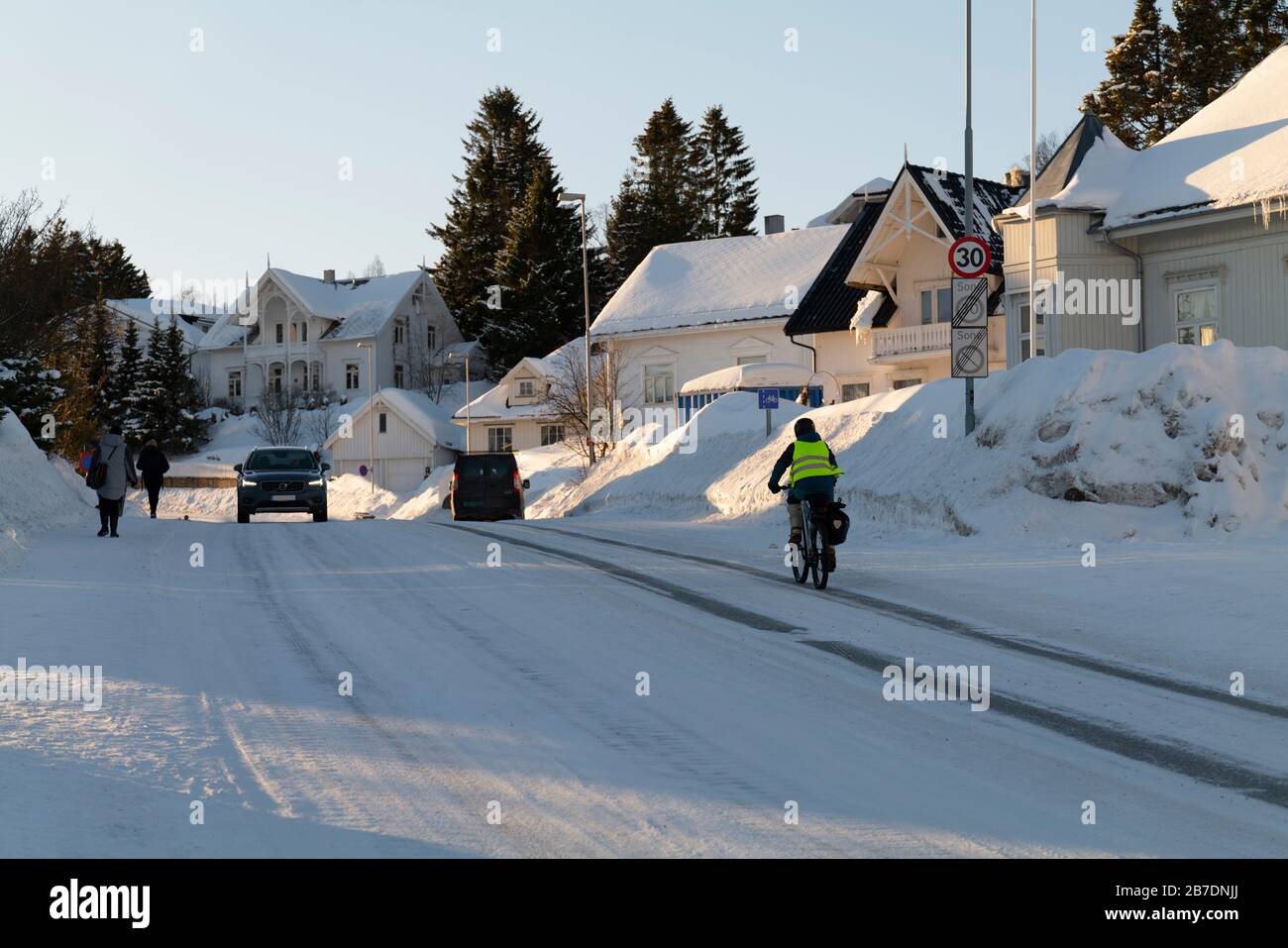 Una strada invernale a Tromso, Norvegia. Foto Stock