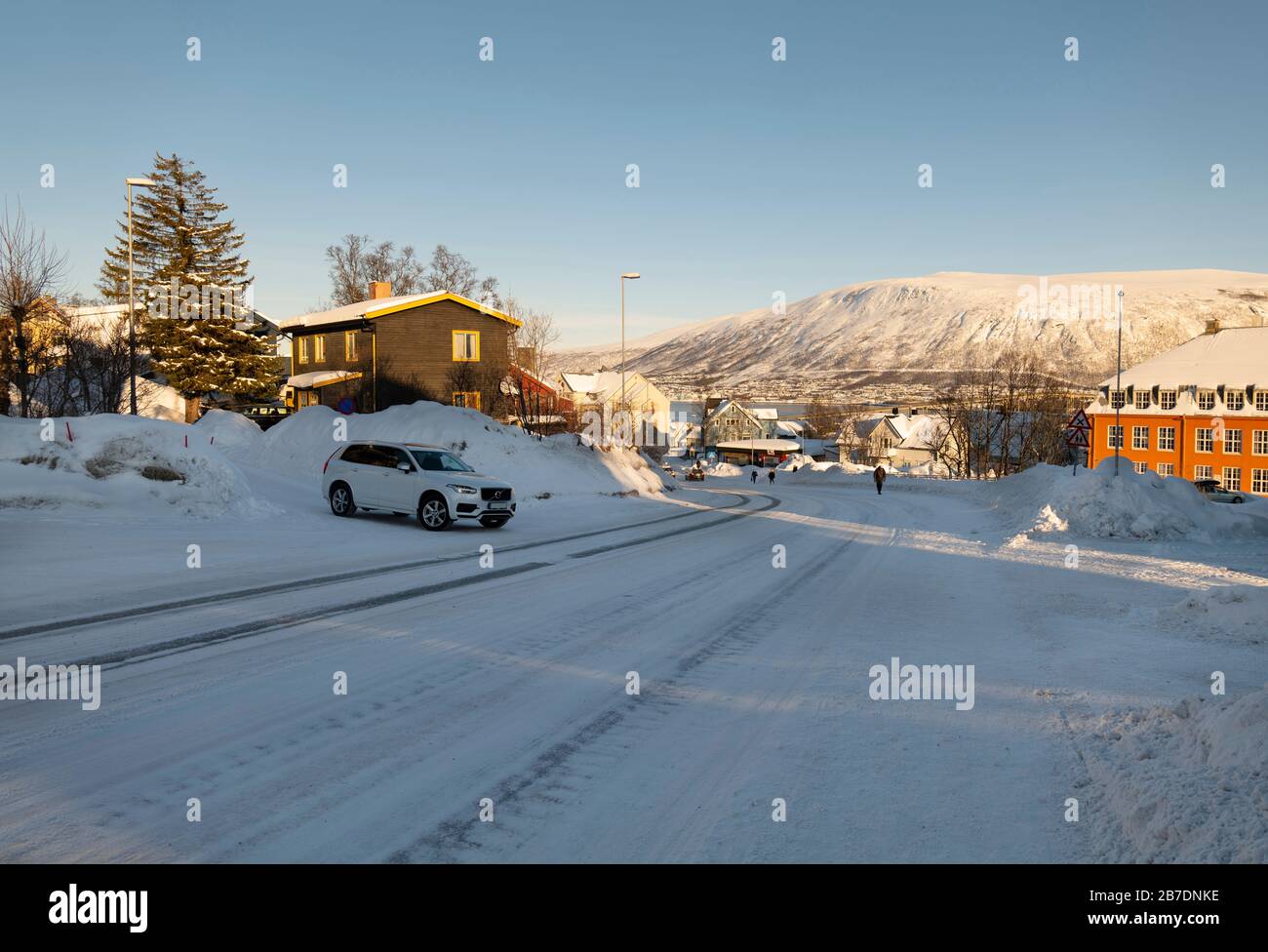 Una strada invernale a Tromso, Norvegia. Foto Stock