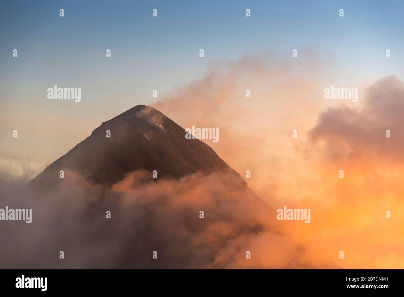 Vulcano Fuego (Volcan de Fuego) al tramonto con fumo e nuvola visto dal vulcano Acatenango Foto Stock