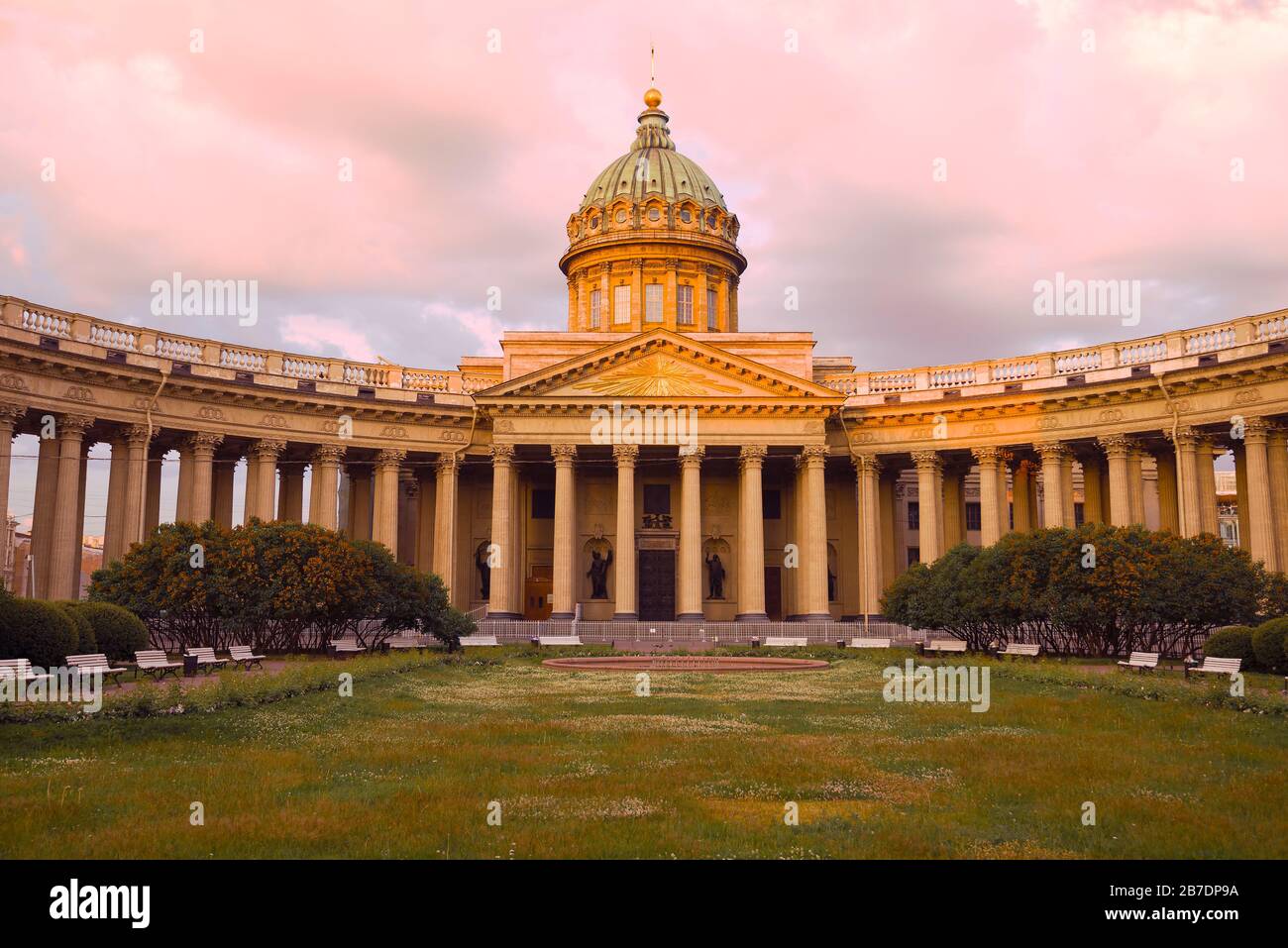 La parte centrale della Cattedrale di Kazan all'inizio di giugno mattina. San Pietroburgo, Russia Foto Stock