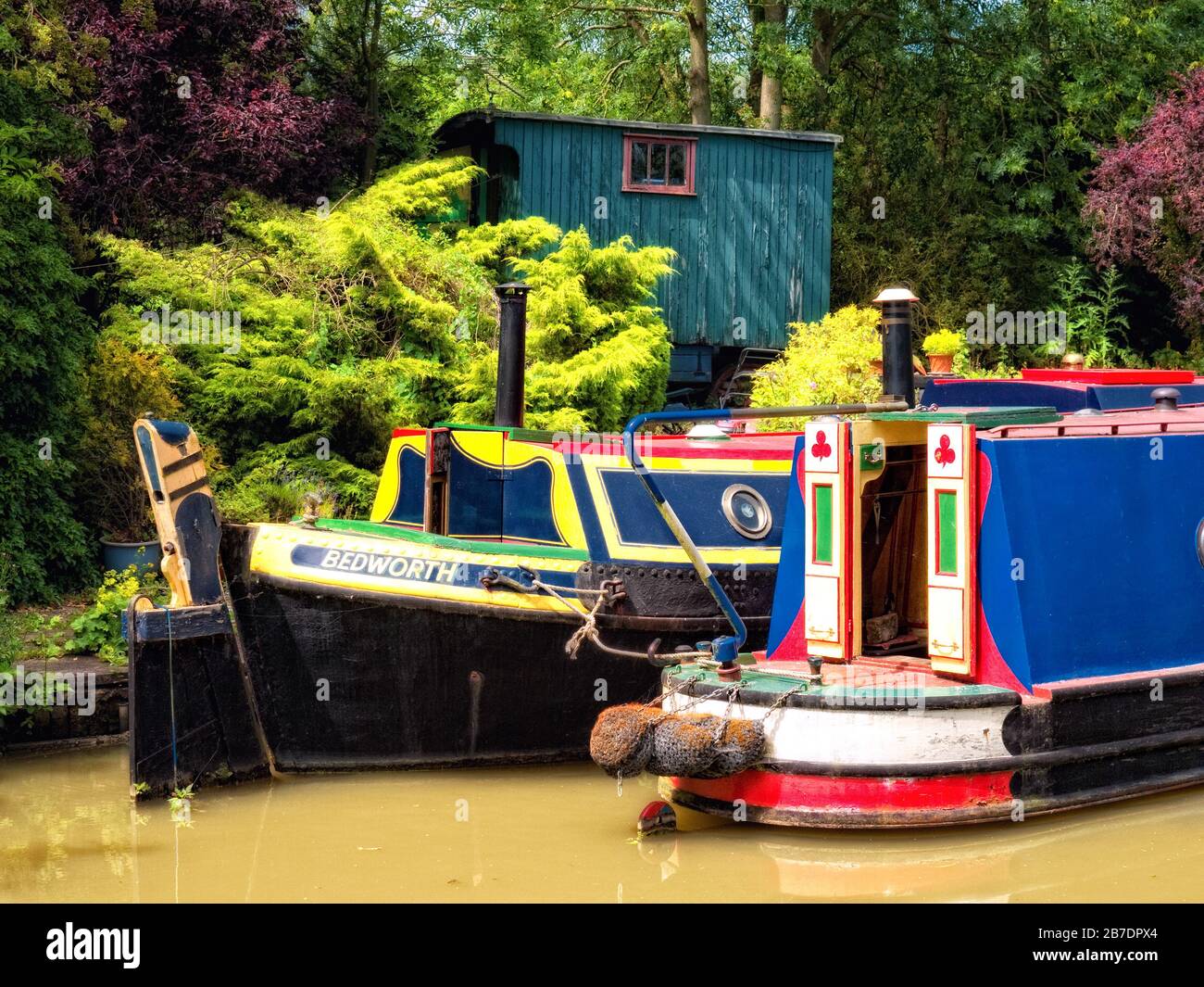 Ormeggiati storici narrowboats sul canale di Oxford (sud), Oxfordshire, Inghilterra, Regno Unito, Gran Bretagna Foto Stock