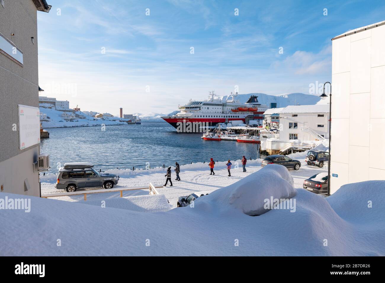 Passeggeri che esplorano un porto di scalo, nave da crociera Hurtigruten, MS Polarlys, attraccata a Honningsvag, Norvegia. Foto Stock