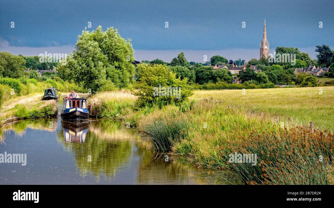 Naviga dolcemente sul canale di Oxford meridionale vicino a King's Sutton, Oxfordshire, Inghilterra, Regno Unito, Gran Bretagna Foto Stock