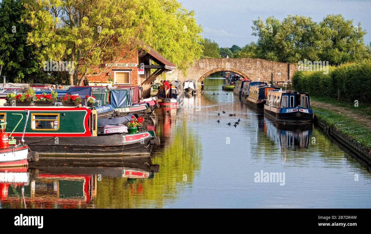 Imbarcazioni a narrowboat ormeggiate presso il cantiere navale di Anyho sul South Oxford Canal, Oxfordshire, Anyho, Inghilterra, Regno Unito, la Gran Bretagna Foto Stock