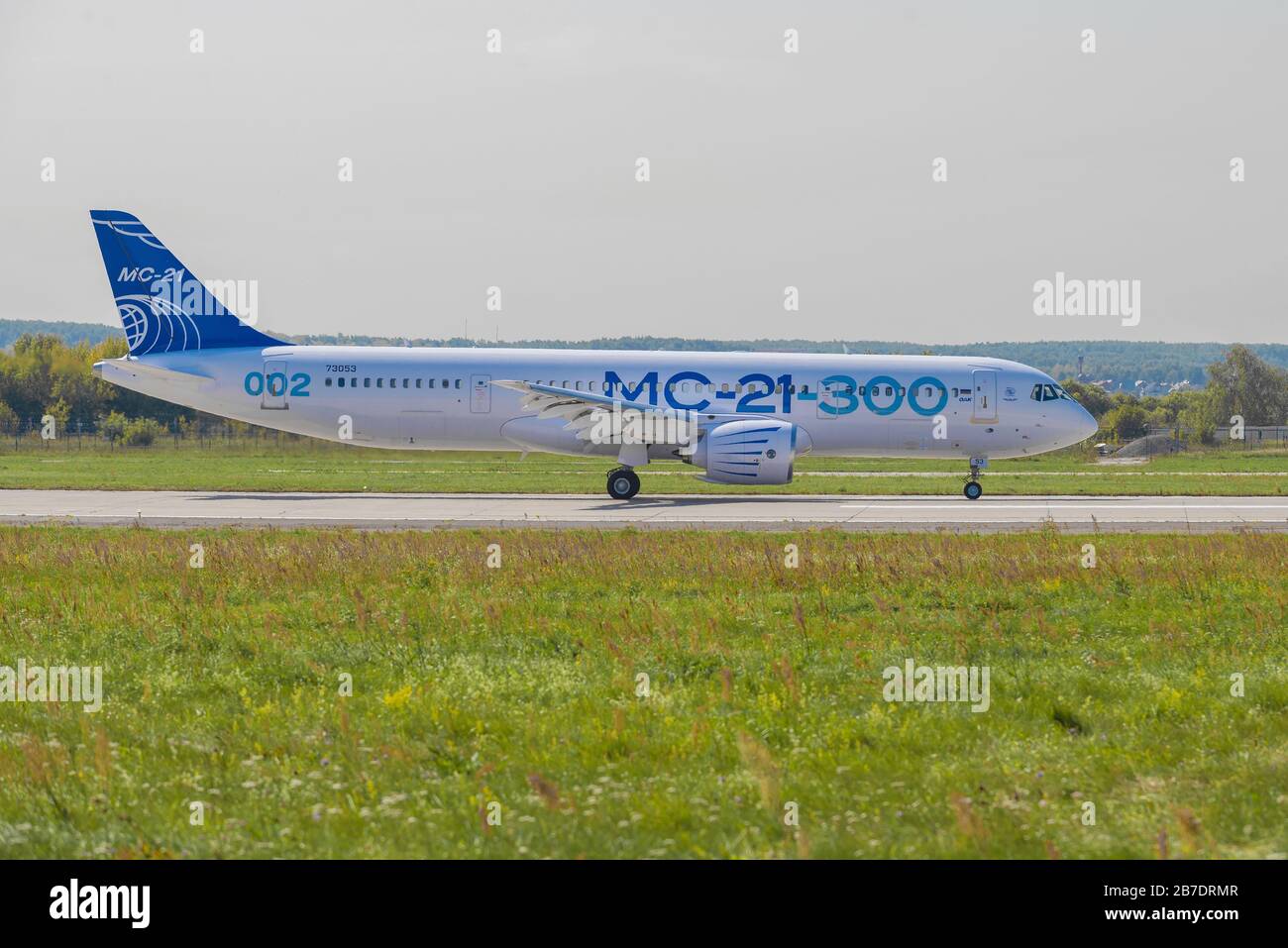 ZHUKOVSKY, RUSSIA - 30 AGOSTO 2019: Aereo russo a medio raggio a corpo stretto MS-21 sulla pista dell'aeroporto di Ramenskoye. Frammento Foto Stock