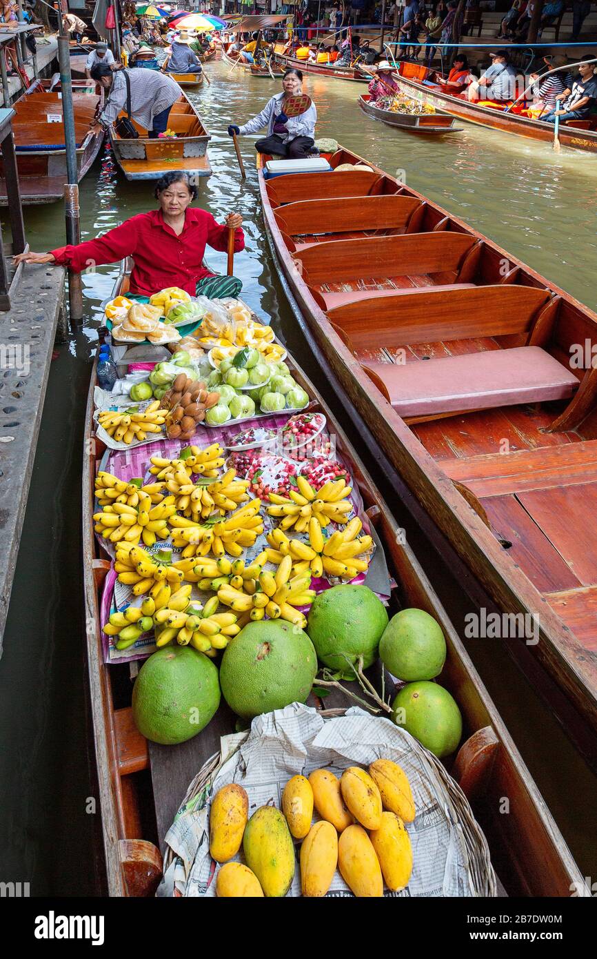 Mercato galleggiante con frutta su barca a coda lunga, in Damnoen Saduak Thailandia Foto Stock