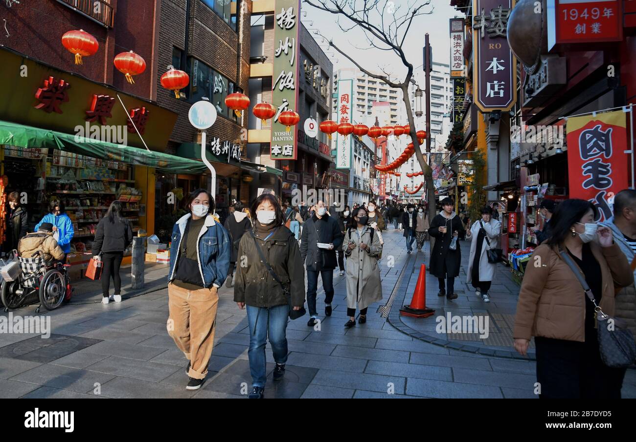 Yokohama, Giappone. 15 Mar 2020. I turisti che indossano maschere facciali sono visti a Chinatown in Yokohama, Prefettura di Kanagawa, Giappone, Domenica 15 marzo 2020. Il turismo è diminuito a causa degli effetti del coronavirus in Giappone. Foto di Keizo Mori/UPI Credit: UPI/Alamy Live News Foto Stock