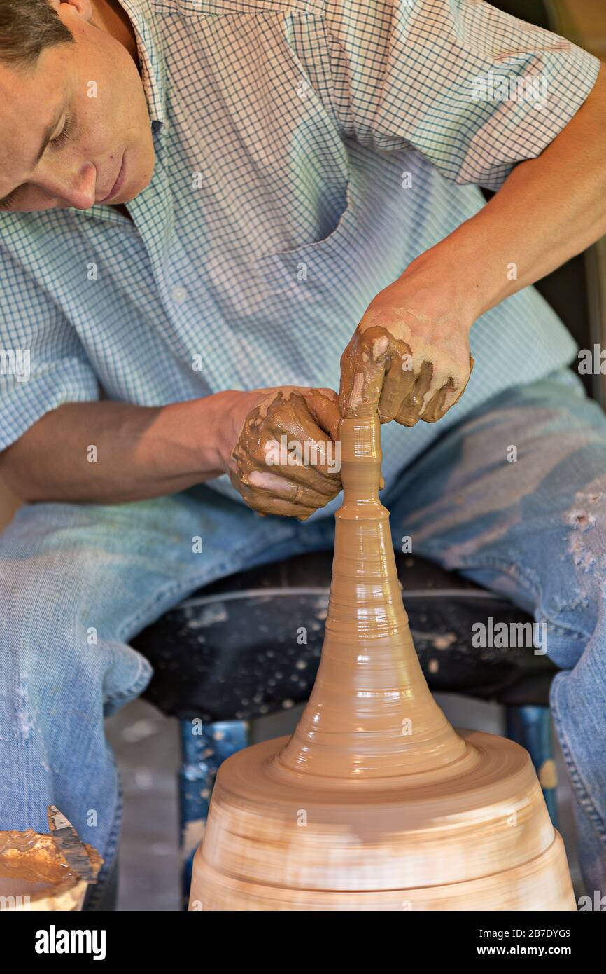 Vasaio artista che fa ceramica a Rishtan, Uzbekistan. Foto Stock