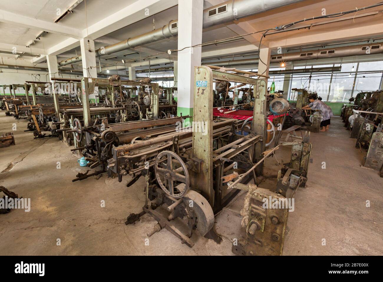 Vecchie macchine tessili per la tessitura di tessuti di seta, nella fabbrica di seta, a Margilan, Uzbekistan Foto Stock
