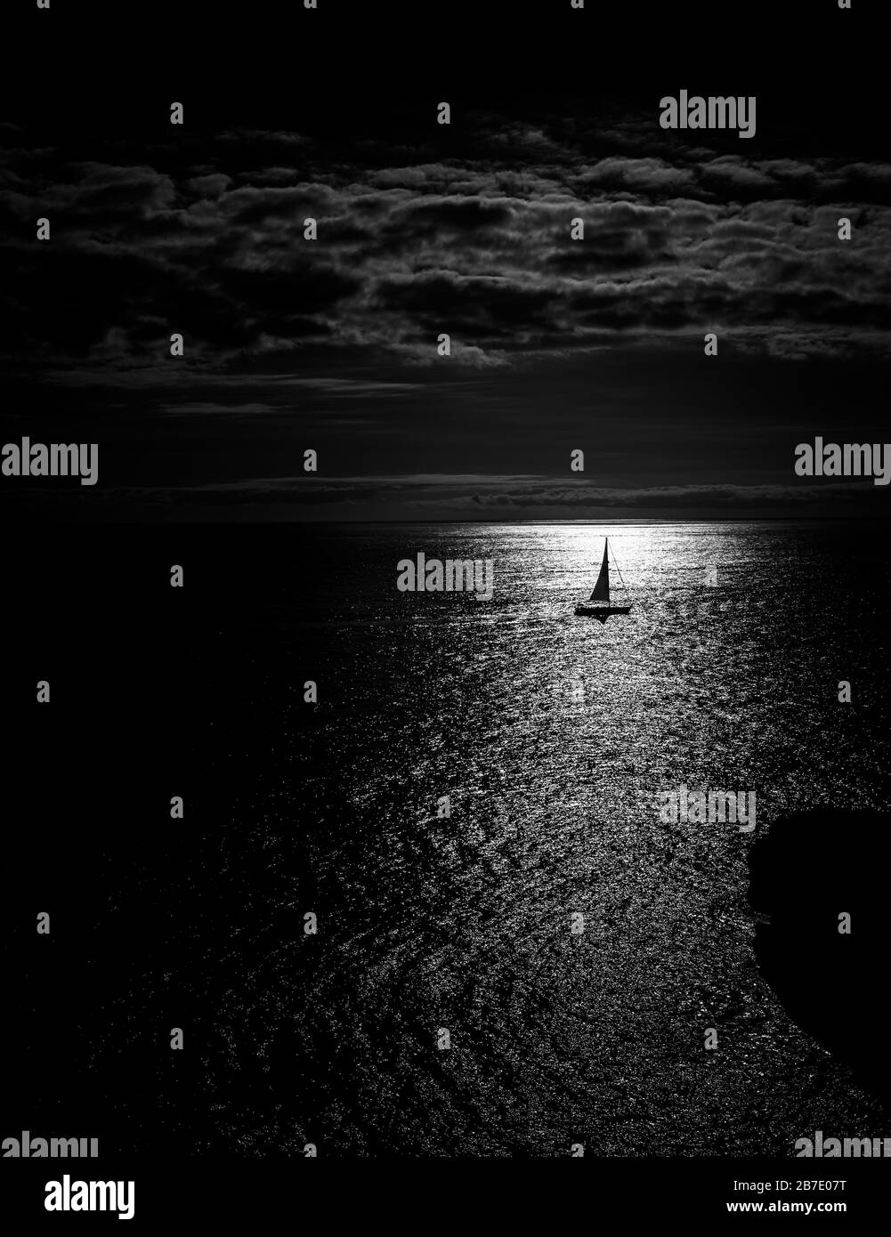 Sto navigando nell'oceano da solo durante il tramonto Foto Stock