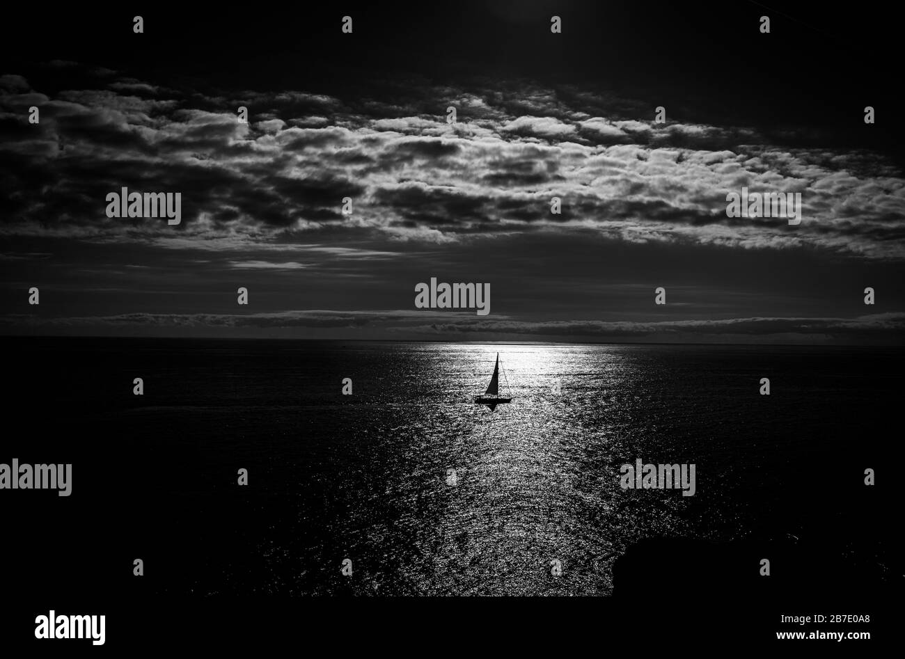 Sto navigando nell'oceano da solo durante il tramonto Foto Stock
