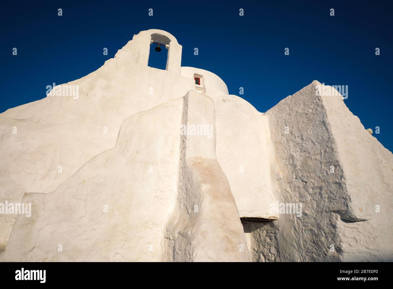 Chiesa greco-ortodossa di Panagia Paraportiani nella città di Chora sull'isola di Mykonos Foto Stock