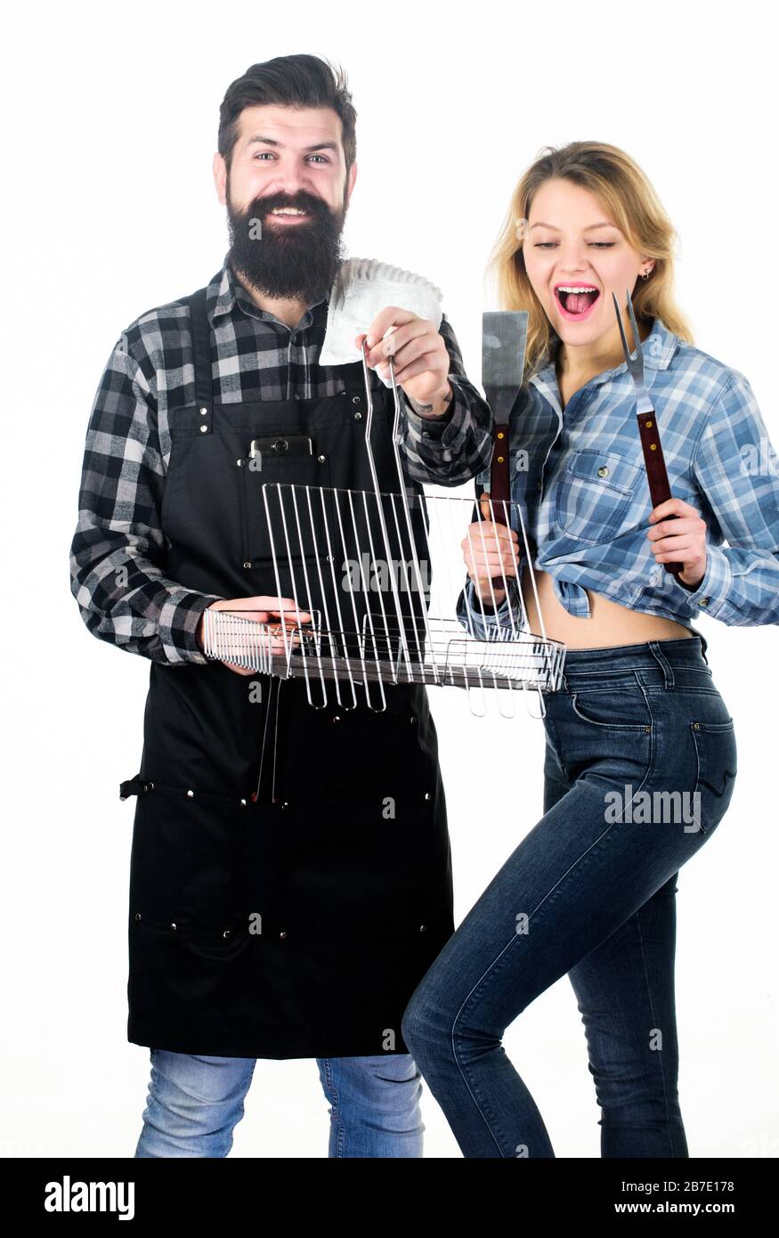 La vita è troppo breve per il bene ordinario. Buona coppia cucina barbecue cibo. Bearded uomo e bella ragazza che tiene la griglia per il barbecue cibo. Barbecue è stile di cibo. La gioia di grigliare e di grigliare il cibo. Foto Stock