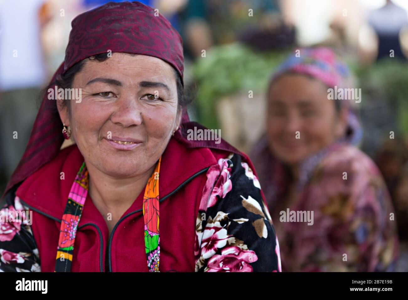 Donna uzbeka nel Bazaar Siab mi guarda, a Samarcanda, Uzbekistan. Foto Stock