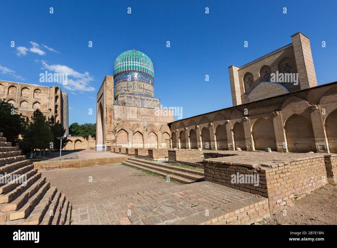 Resti della Moschea Bibi Khanum e la sua cupola blu, Samarkand, Uzbekistan. Foto Stock