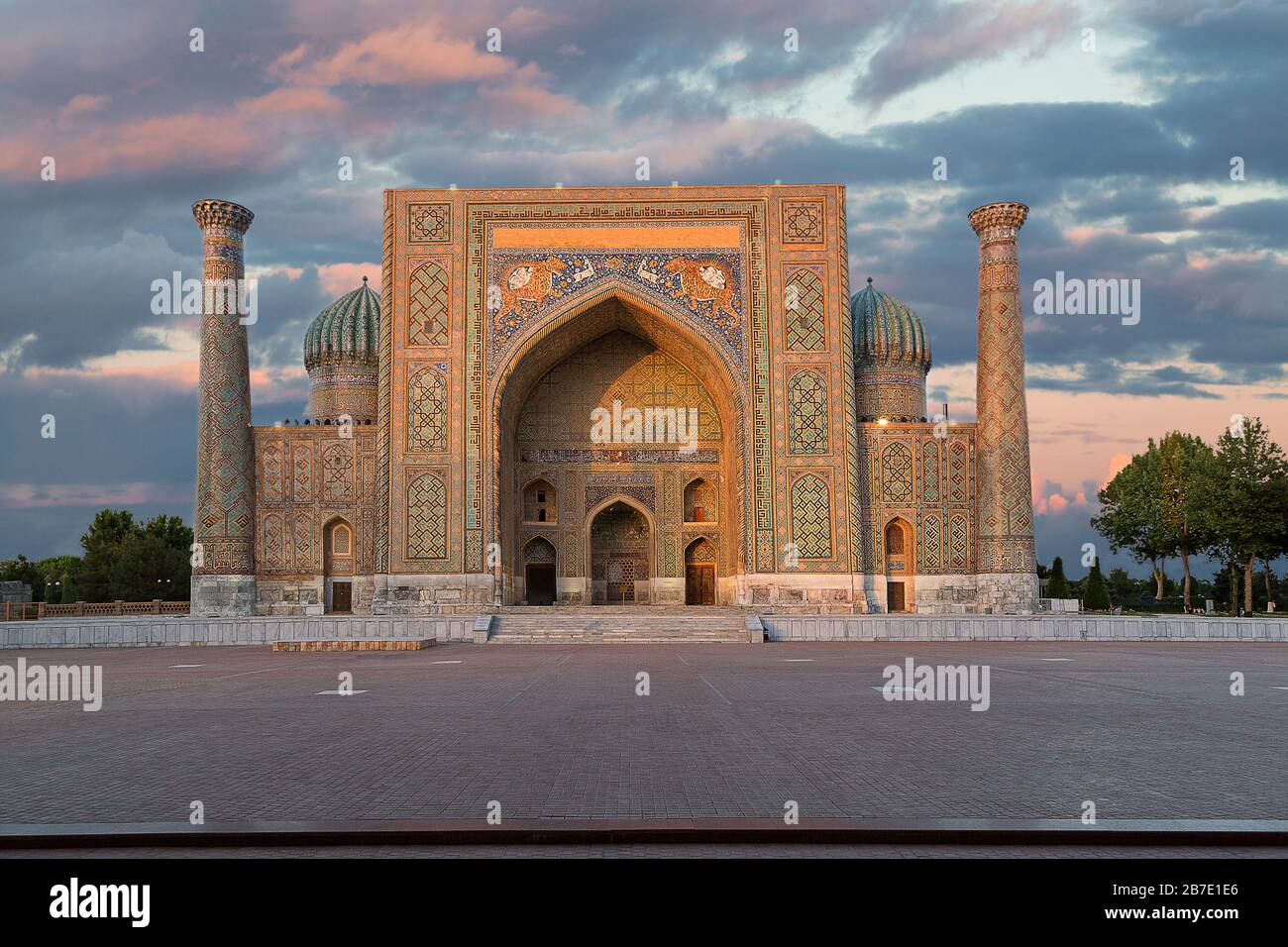 Piazza Registan al tramonto, Samarkand, Uzbekistan. Foto Stock