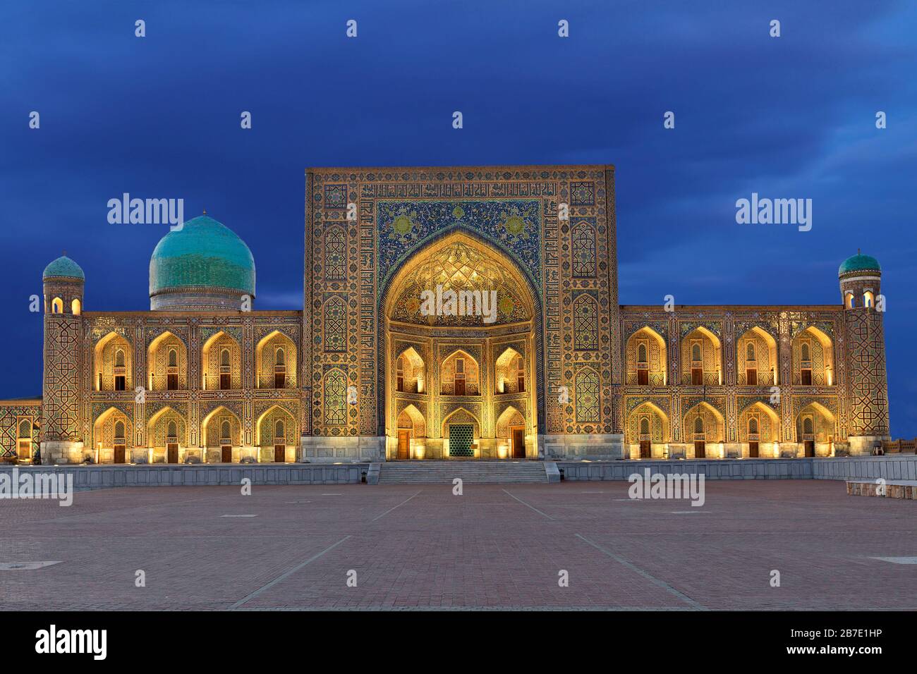 Madressa storica in Piazza Registan al crepuscolo, Samarcanda, Uzbekistan. Foto Stock