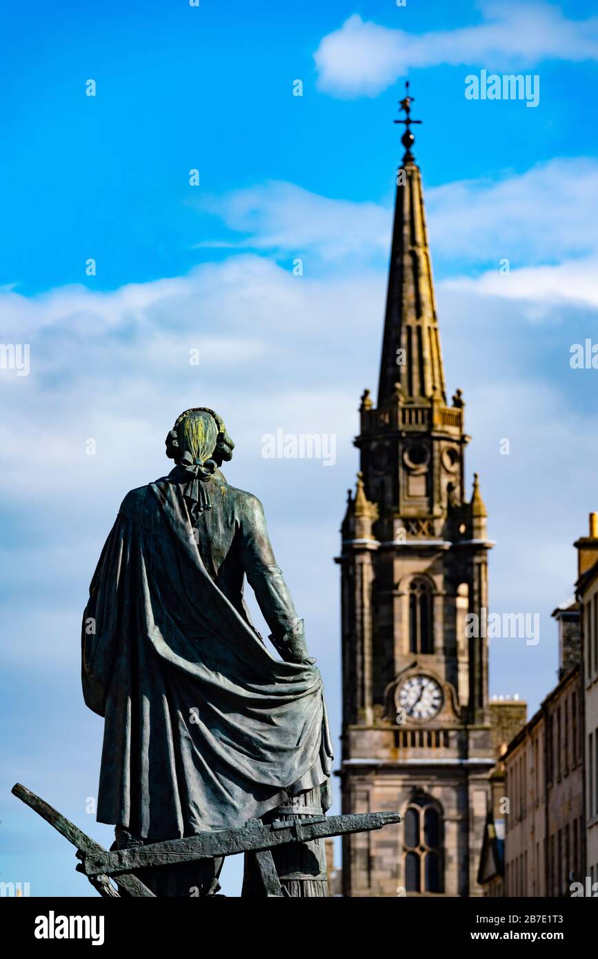 Statua di Adam Smith sul Royal Mile nella città vecchia di Edimburgo, Scozia, Regno Unito Foto Stock