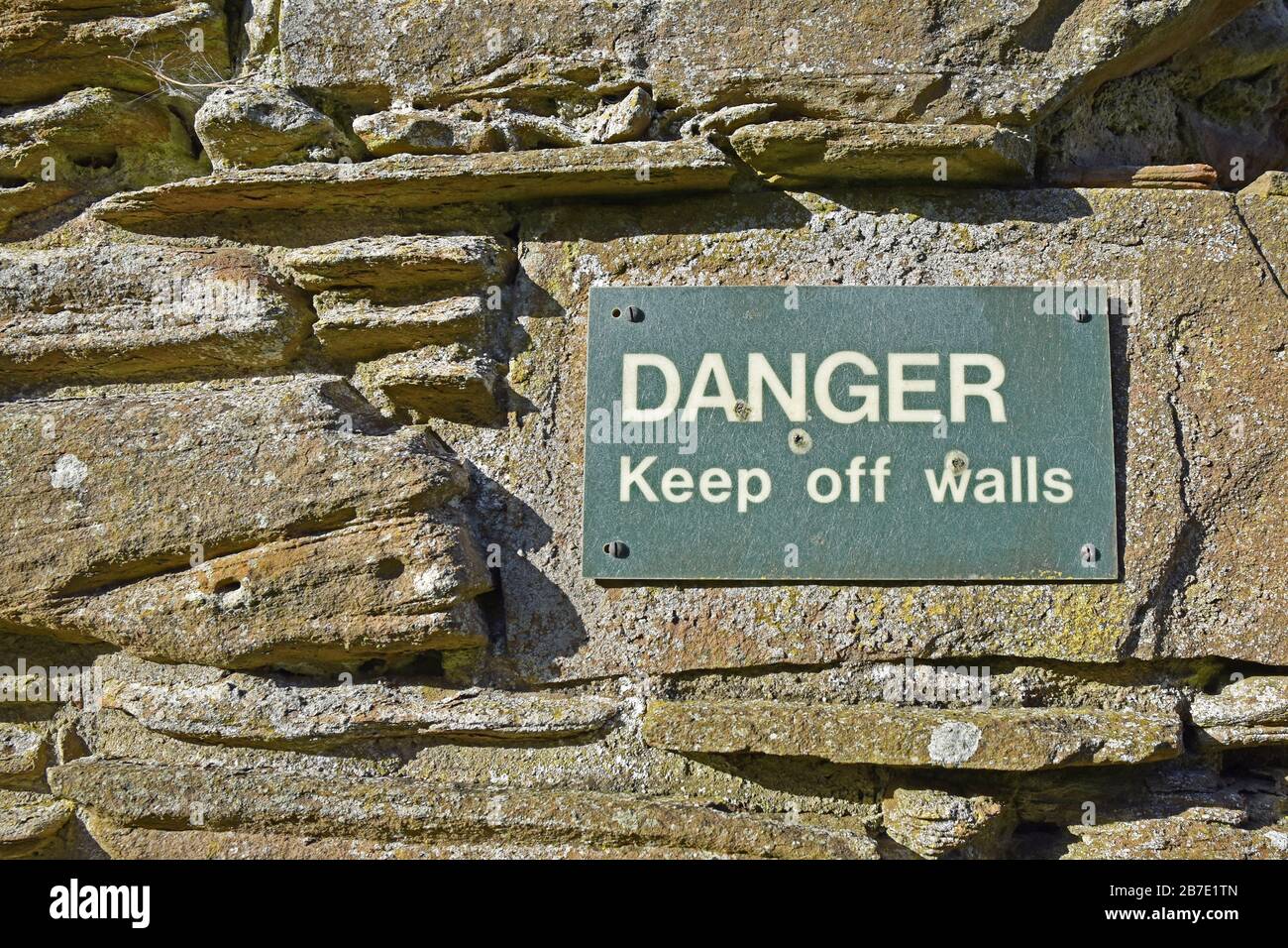 Pericolo tenere fuori le mura segno sulle antiche mura di Balmerino Abbey, Fife, Scozia Foto Stock
