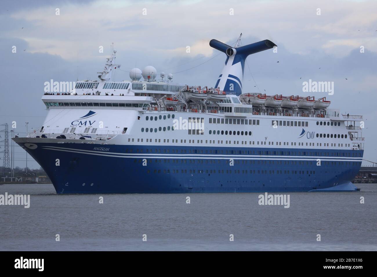 Gravesend, Regno Unito. 15 marzo 2020. Nave da crociera Magellen che arriva a Tilbury dopo la sospensione delle operazioni da parte dell'operatore CMV. Cinque navi da crociera sono previste ai moli di Tilbury entro 48 ore, in quanto operatori di crociera come Viking e CMV sospendono le loro operazioni durante l'epidemia di Coronavirus. Credit: Rob Powell/Alamy Live News Foto Stock