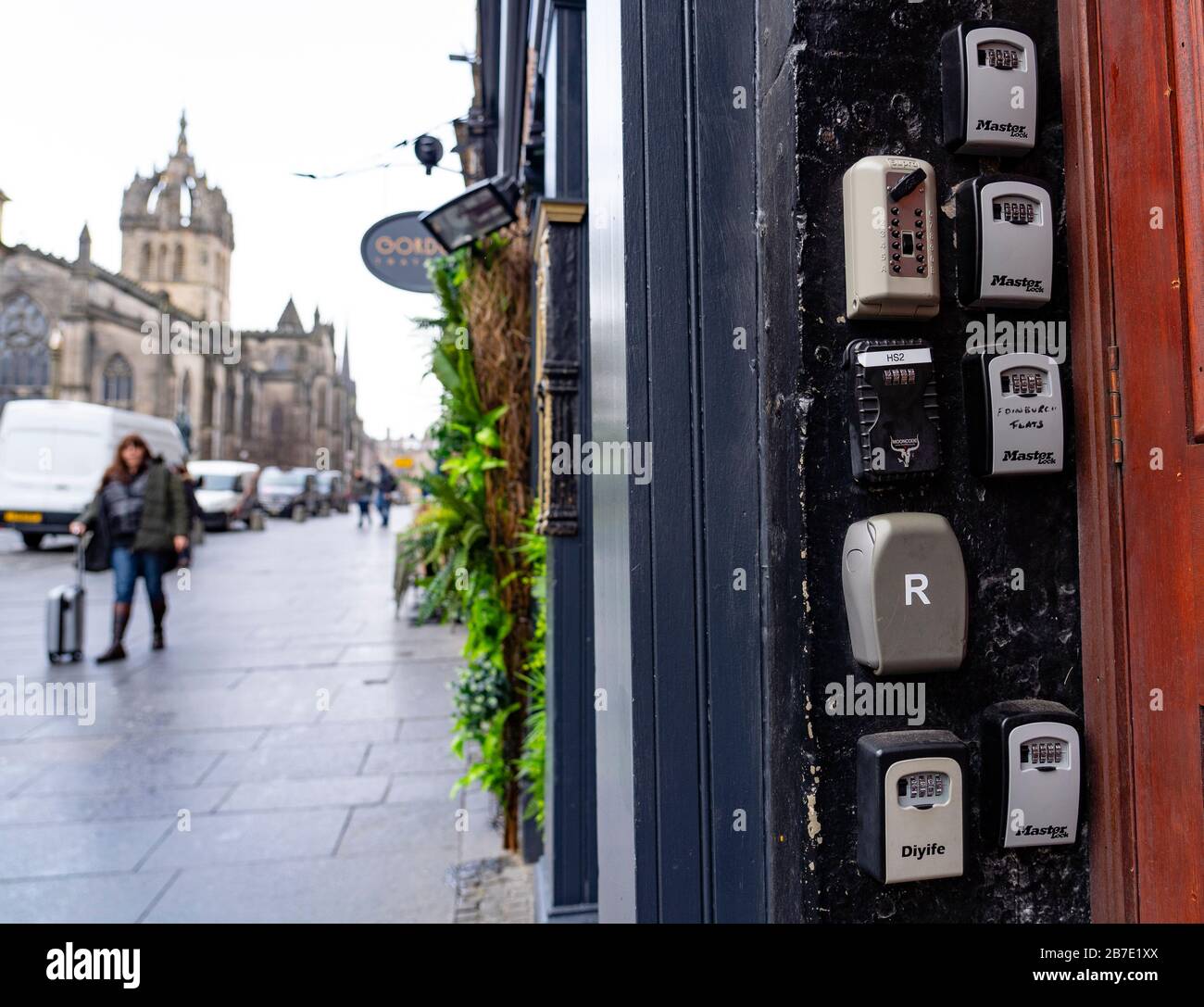 Molte casseforti chiave usate per il tipo di Airbnb affitto a breve termine accanto alla porta del palazzo dell'appartamento sul Royal Mile nella città vecchia di Edimburgo, Scozia, Regno Unito Foto Stock