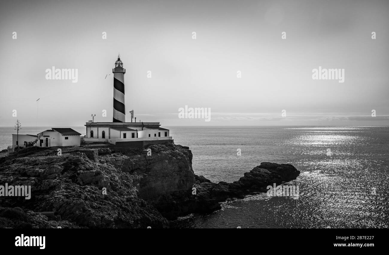 Un faro sulla costa dell'isola di Maiorca, Spagna in bianco e nero, in stile monocromatico Foto Stock
