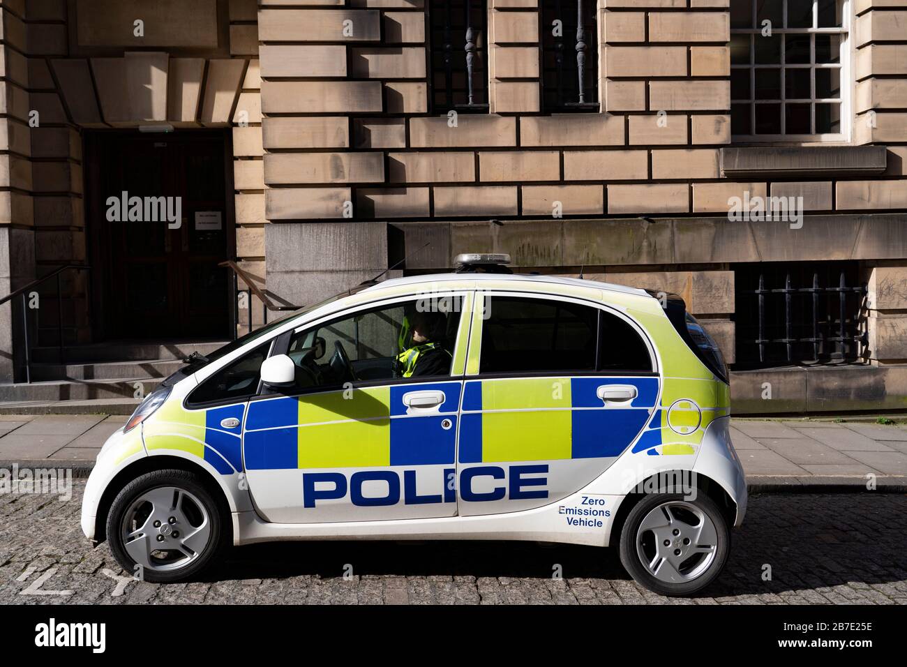 Auto elettrica della polizia in strada a Edimburgo, Scozia, Regno Unito Foto Stock