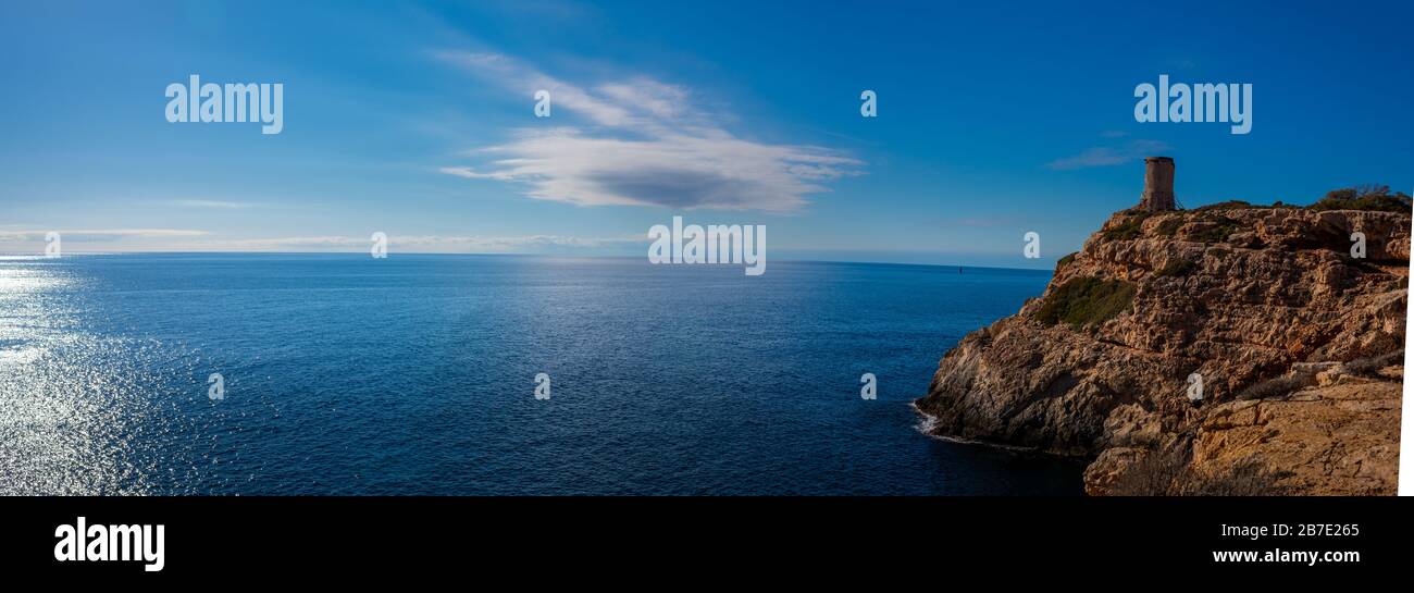 La splendida e splendida costa dell'isola di Maiorca, Spagna, con le sue rocce sulla riva e circondata dal mare mediterraneo Foto Stock