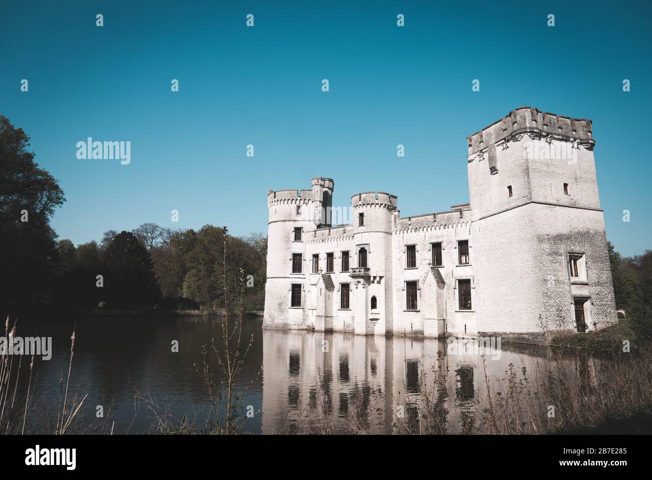 Fiandre Belgio: Castello di Bouchout a Meise in una bella giornata limpida con cielo blu Foto Stock