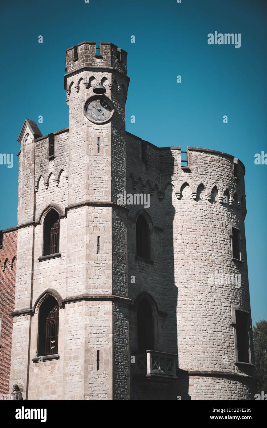 Fiandre Belgio: Castello di Bouchout a Meise in una bella giornata limpida con cielo blu Foto Stock