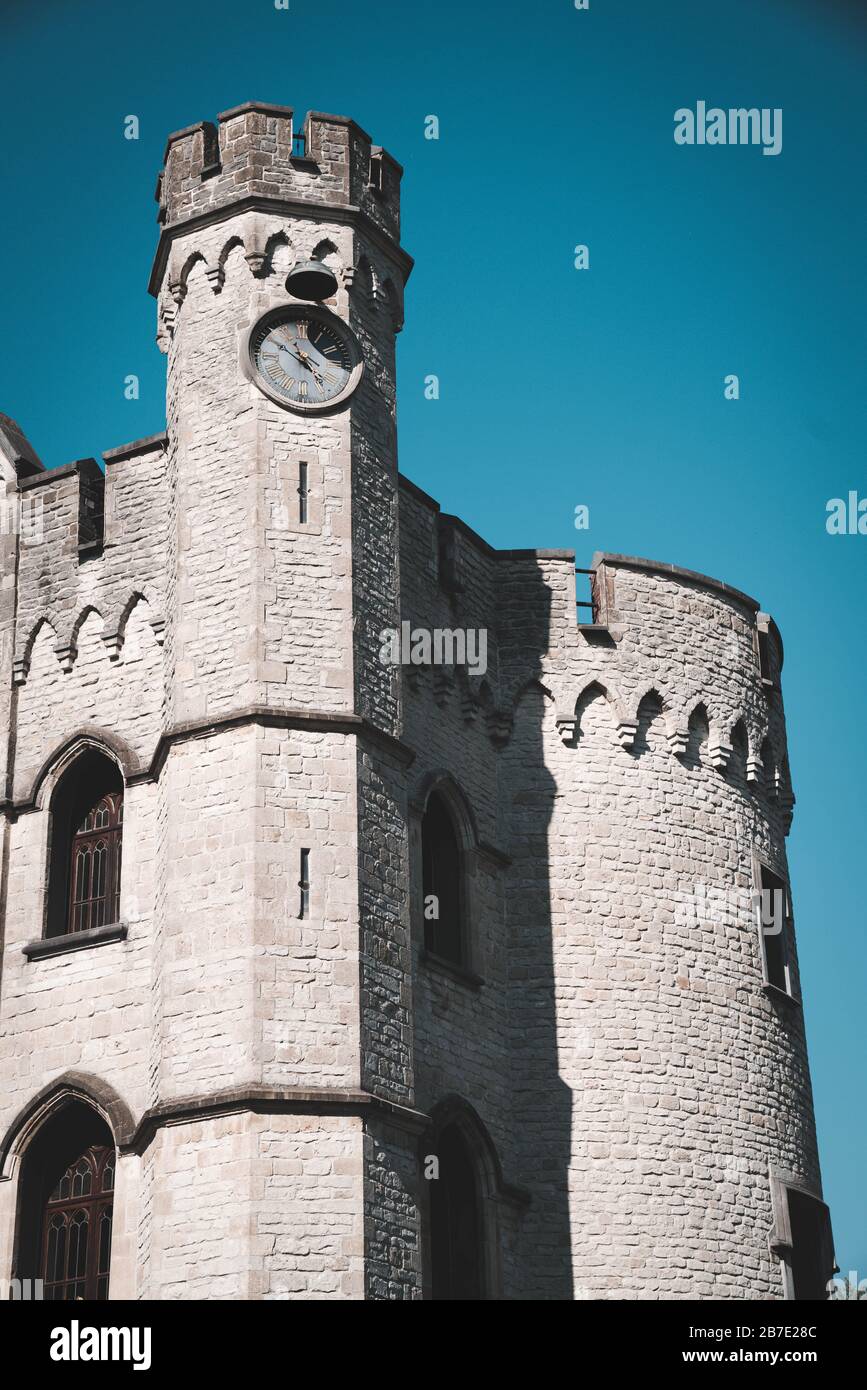 Fiandre Belgio: Castello di Bouchout a Meise in una bella giornata limpida con cielo blu Foto Stock