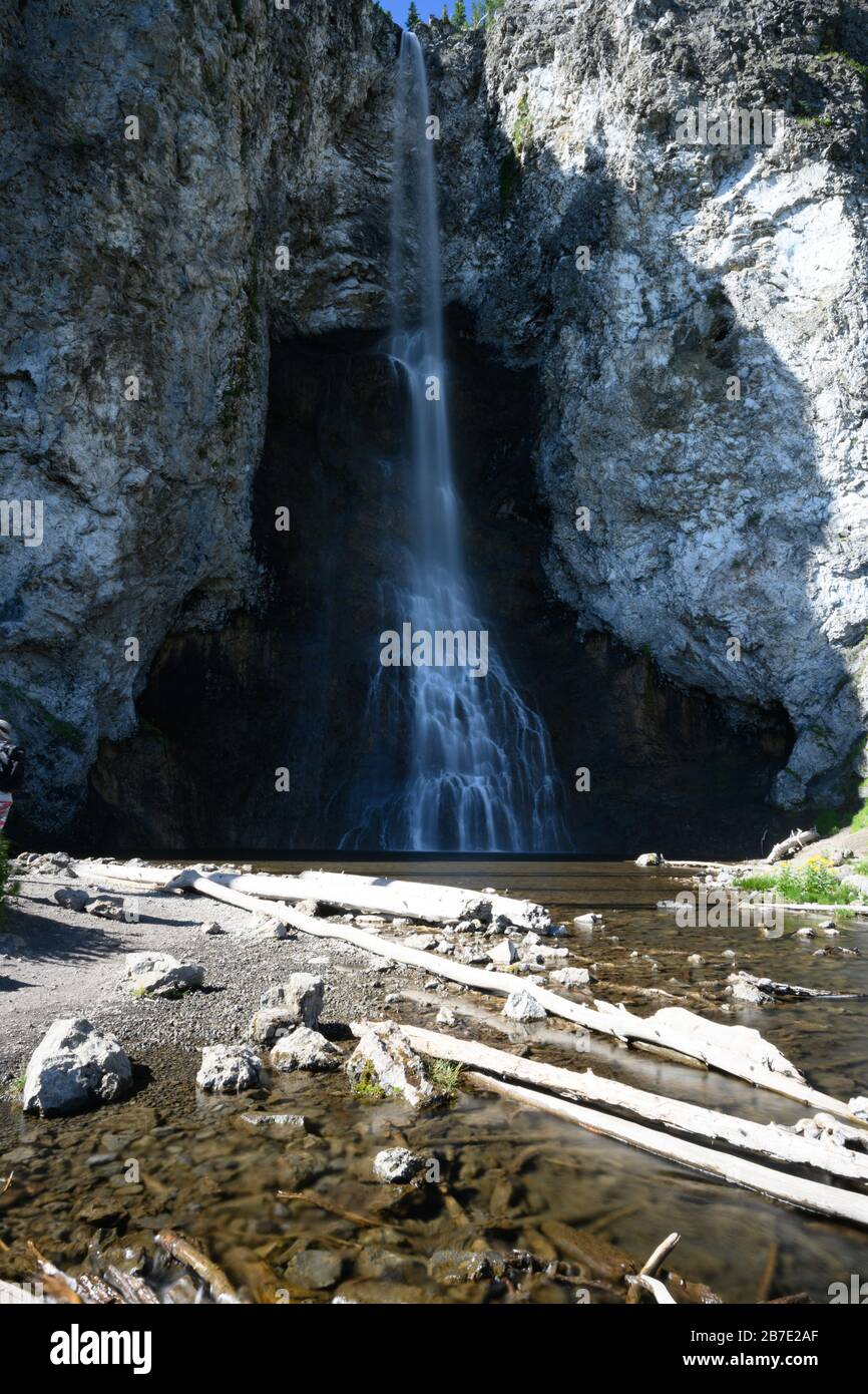Le Fate Falls si abbattere su Cliff nella natura selvaggia di Yellowstone Foto Stock
