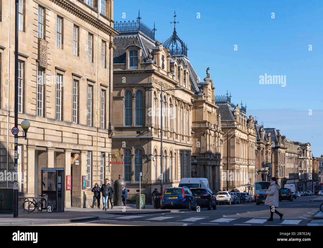 Vista lungo Chambers Street a Edimburgo, Scozia, Regno Unito Foto Stock