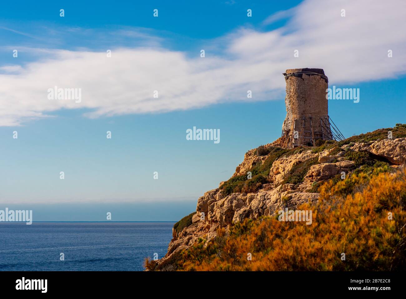 La splendida e splendida costa dell'isola di Maiorca, Spagna, con le sue rocce sulla riva e circondata dal mare mediterraneo Foto Stock