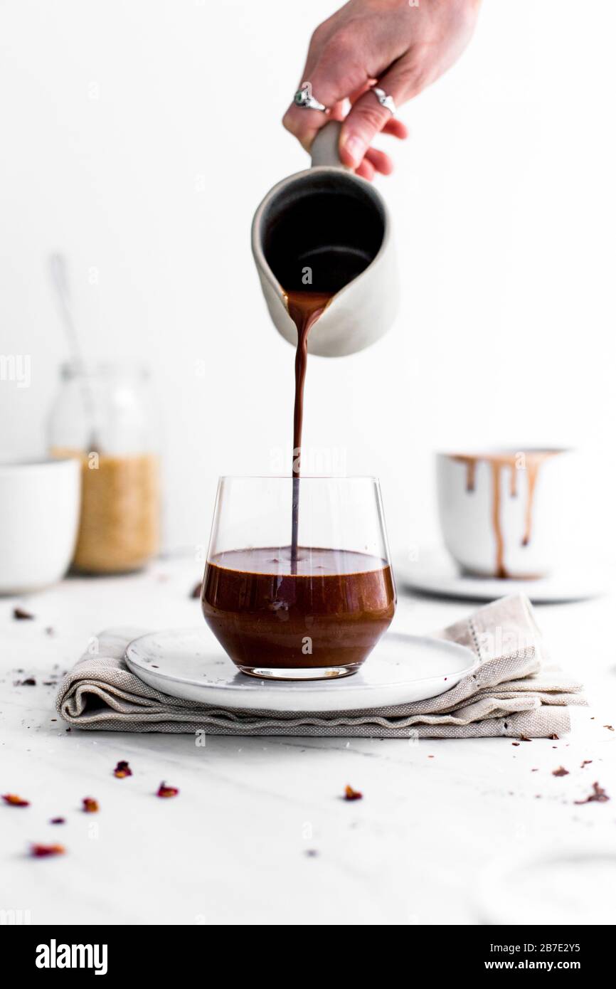 Versare Il Cioccolato Caldo Foto Stock