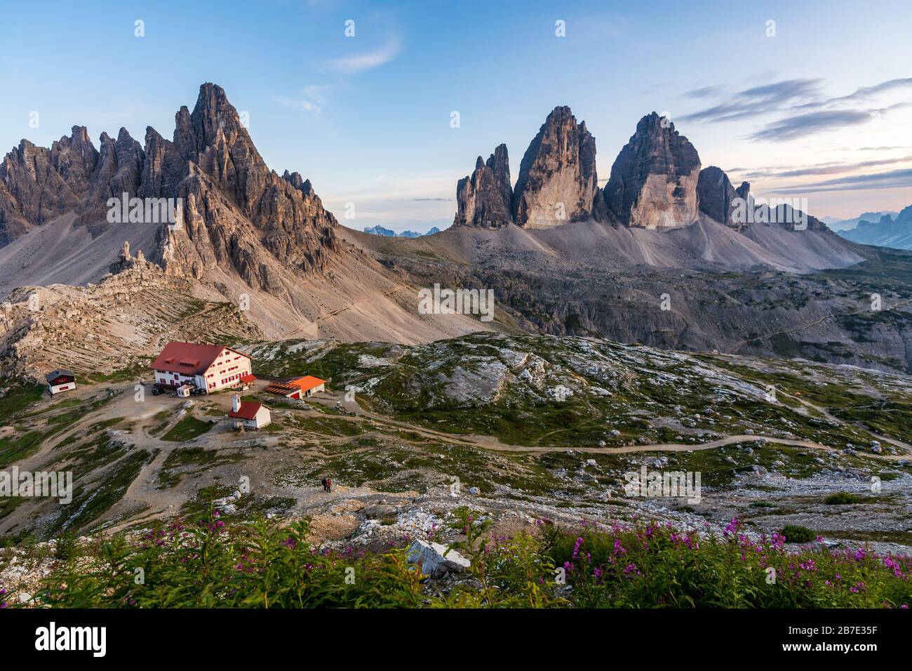 Le famose montagne tre cime delle Dolomiti con il rifugio ...