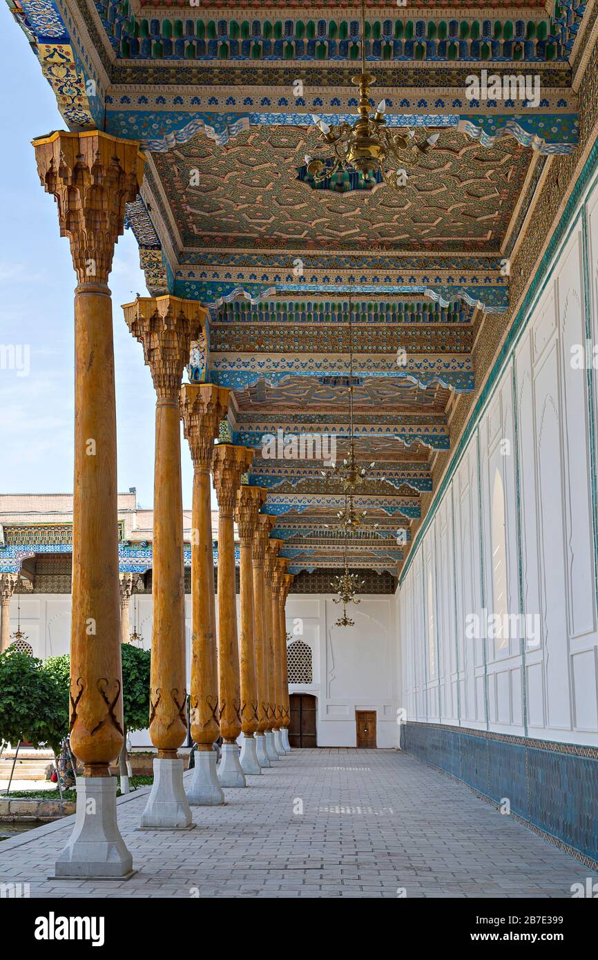 Colonne e decorazioni in legno nel cortile del complesso del Mausoleo di Naqshbandi a Bukhara, Uzbekistan Foto Stock