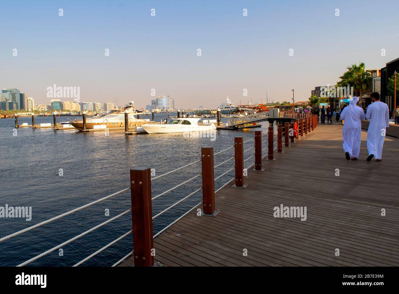 Dubai / Emirati Arabi Uniti - 21 febbraio 2020: Al Seef nuova zona moderna a Bur Dubai con ristoranti, caffè e porticciolo con yacht. Al Seef patrimonio distinto Foto Stock