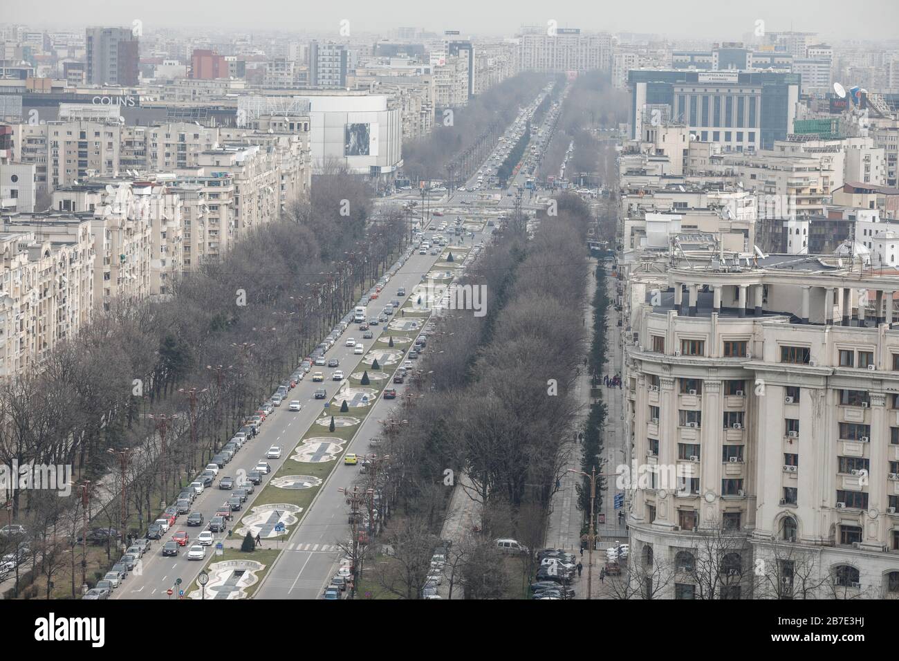 Bucarest, Romania - 03 marzo 2020: Panoramica di Bucarest vista dal Palazzo del Parlamento in una giornata nuvolosa. Foto Stock