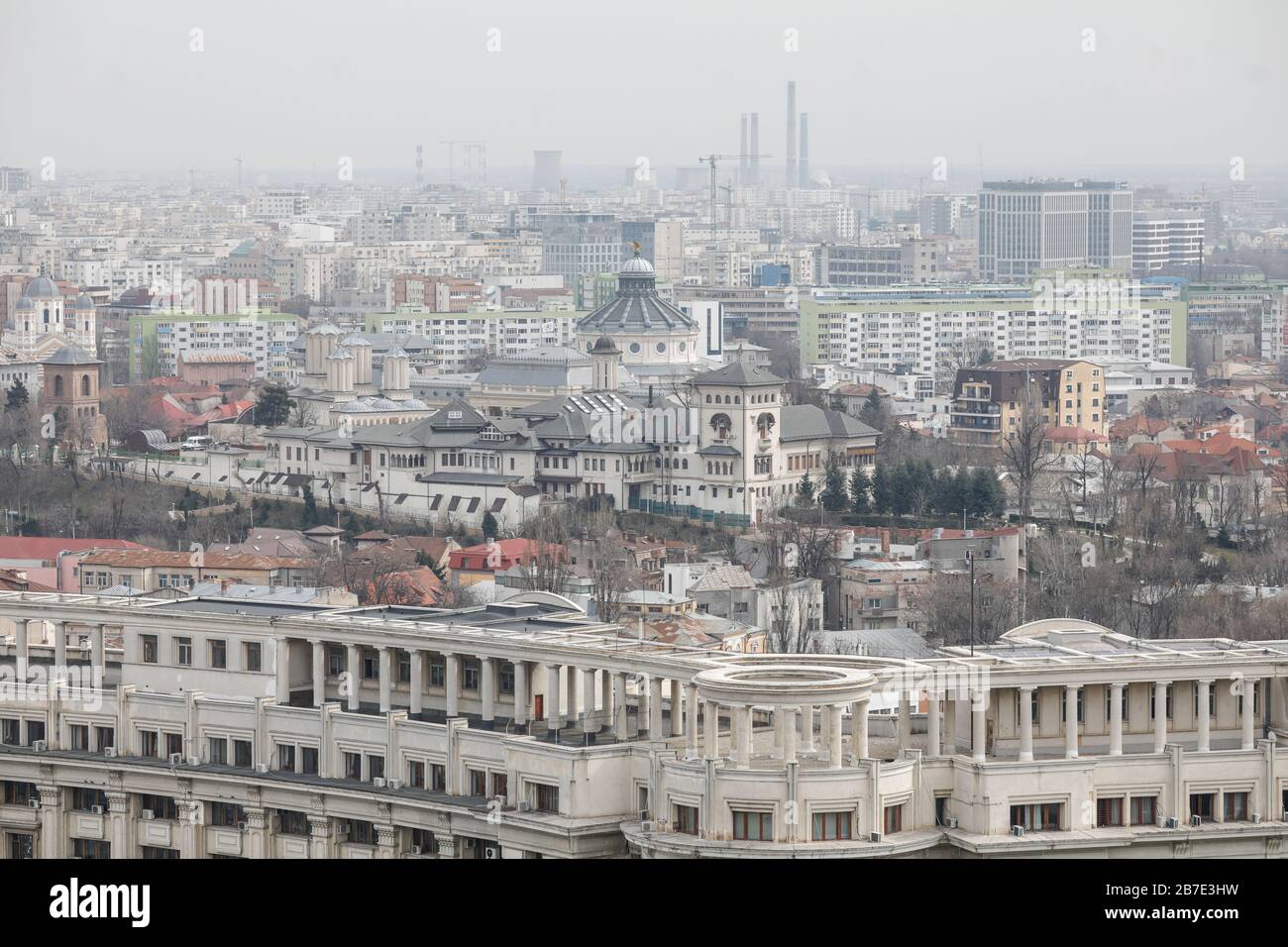 Bucarest, Romania - 03 marzo 2020: Panoramica di Bucarest vista dal Palazzo del Parlamento in una giornata nuvolosa. Foto Stock