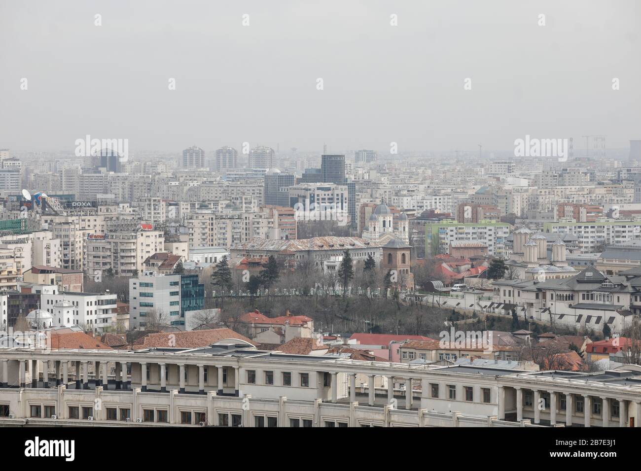 Bucarest, Romania - 03 marzo 2020: Panoramica di Bucarest vista dal Palazzo del Parlamento in una giornata nuvolosa. Foto Stock